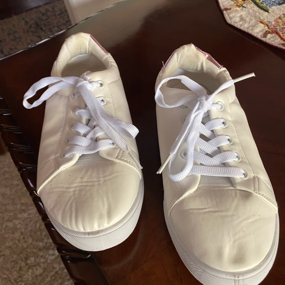 Soll mate white tennis size 6